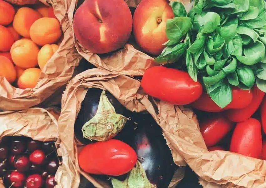Prato colorido com alimentos para ganho de massa magra: frango grelhado, batata-doce, legumes e oleaginosas