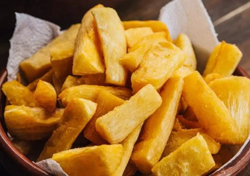 Prato com mandioca frita e carne de sol servido em restaurante de Brasília no Dia da Mandioca