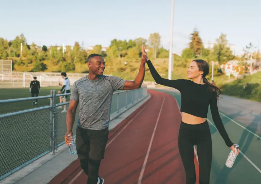 homem e mulher praticando exercicios, corrida, esportes, vitamina d, sol, Vitamina c, vida saudável
