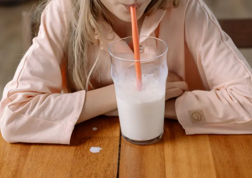 menina bebendo leite