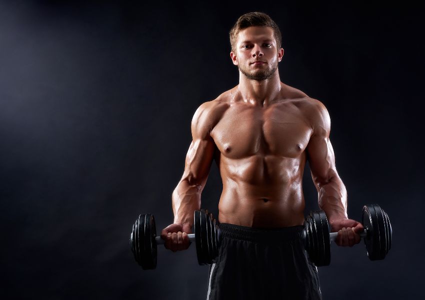 Homem jovem fazendo exercício musculação pesos - Whey protein - proteina do soro do leite