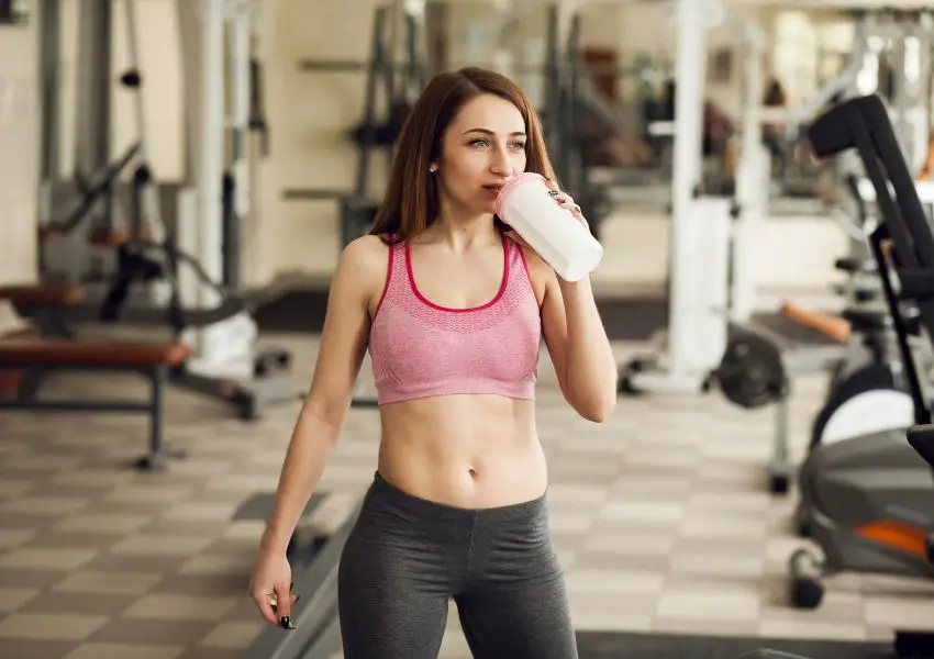 mulher jovem esporte exercicio dentro de uma academia