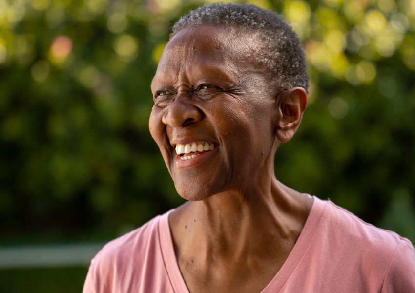 Mulher idosa sorrindo com alegria