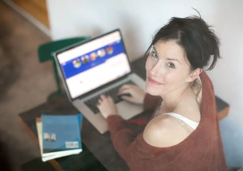 Mulher trabalhando no computador