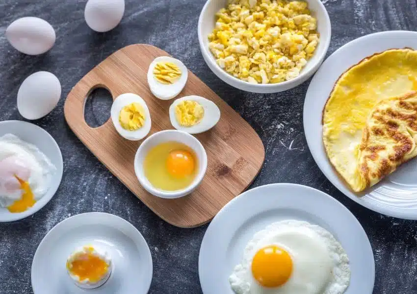 Ovos frescos em superfície de madeira — fonte natural de vitamina D na alimentação
