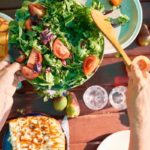 Mesa de almoco com salada proteina e alimentacao saudavel
