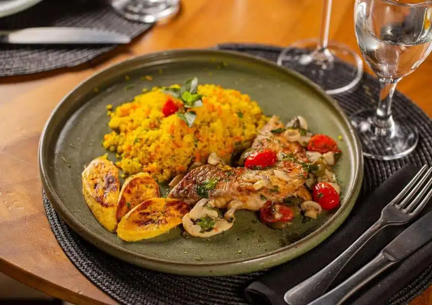 Mesa posta em restaurante de Brasília com pratos especiais para o Carnaval 2025, opção para quem busca restaurantes no Carnaval