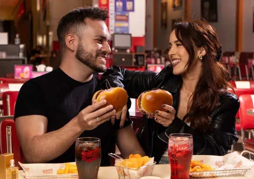 Johnny Rockets presenteia casais no Dia dos Namorados