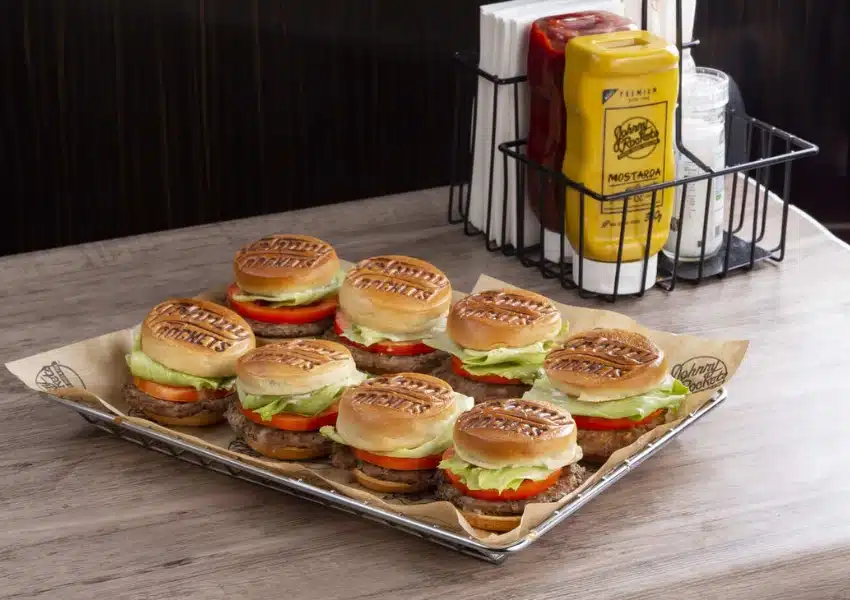 Inicial 1 Johnny Rockets convida público a curtir happy