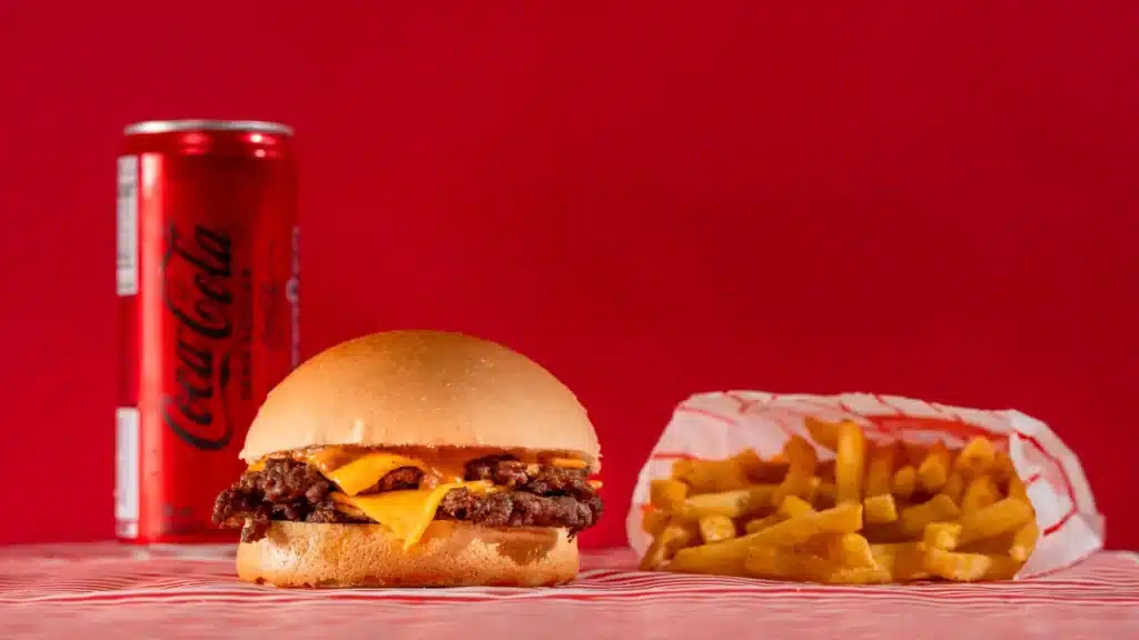 Foster's Burger: o smash burger anos 90 nascido em Brasília Foster's Burger: o smash burger anos 90 nascido em Brasília