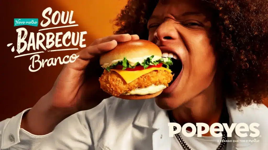 Popeyes: o frango frito da Louisiana em Brasília Sanduíche e balde de frango frito acompanhados do novo molho Soul Barbecue Branco servido em um pote.